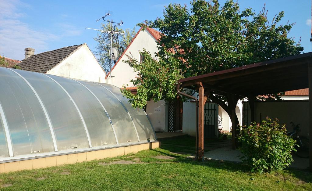 Habansky Dum Hotel Dolni Vestonice Exterior photo
