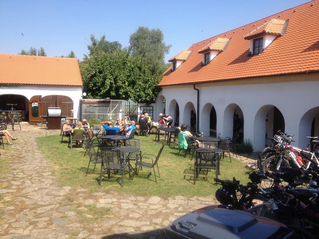 Habansky Dum Hotel Dolni Vestonice Exterior photo